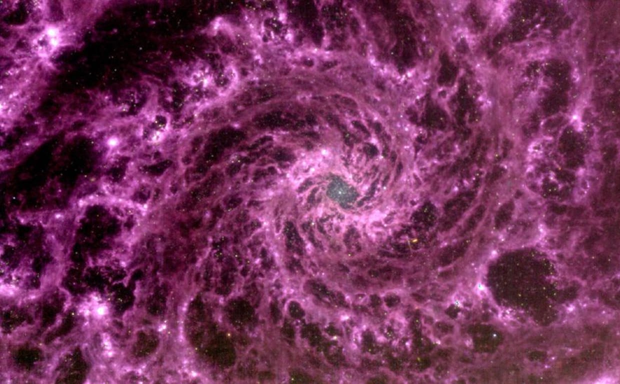 El centro de la galaxia NGC 628 o Galaxia del Abanico retratada por el James Webb
