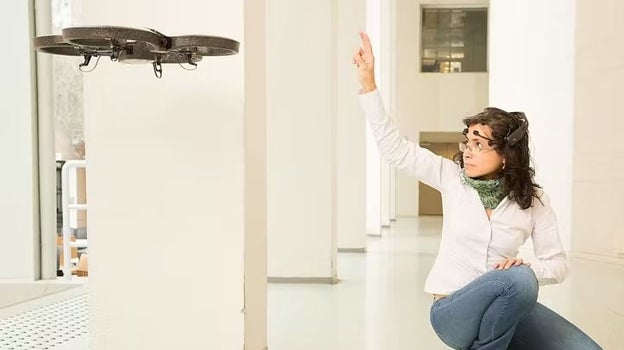 La investigadora de la Universidad Noruega de Ciencia y Tecnología Marta Molinas controla los movimientos de un dron con una interfaz cerebro-ordenador