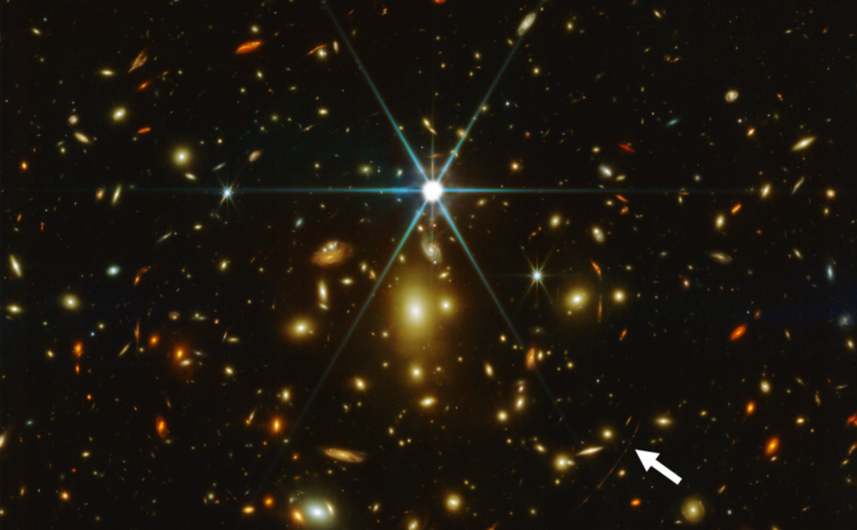 La estrella Eärendel, la más lejana vista hasta ahora, señalada por una flecha en esta reciente imagen del Telescopio Espacial James Webb