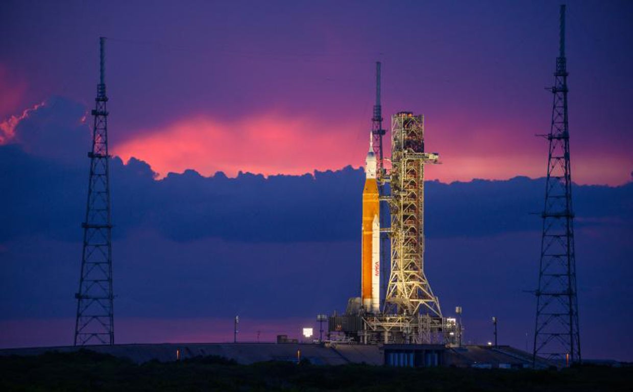 El cohete del Sistema de Lanzamiento Espacial (SLS) con la nave espacial Orion a bordo en la plataforma de Lanzamiento 39B en el Centro Espacial Kennedy