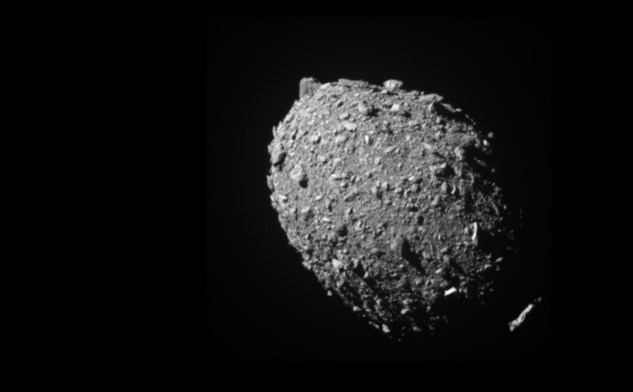 El asteroide Dimorphos, visto por la nave espacial DART a 68 km de distancia y once segundos antes del impacto