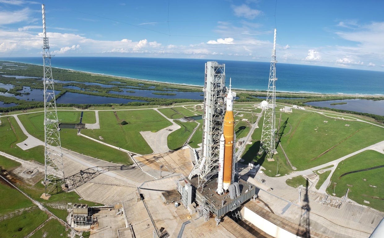 El SLS y la nave espacial Orion sobre el lanzador móvil en la plataforma de lanzamiento 39B en el Centro Espacial Kennedy de la NASA en Florida el 15 de septiembre de 2022