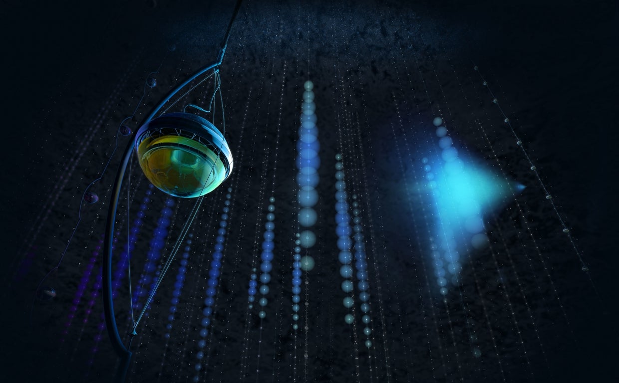 Cuando un neutrino interactúa con alguna partícula del IceCube, produce partículas secundarias que dejan un rastro de luz azul que puede ser captada por alguno de los 5.000 sensores ópticos del detector