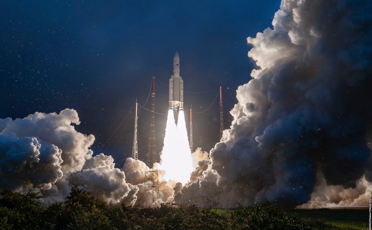 El cohete europeo Ariane 5 despegando desde la Guayana Francesa