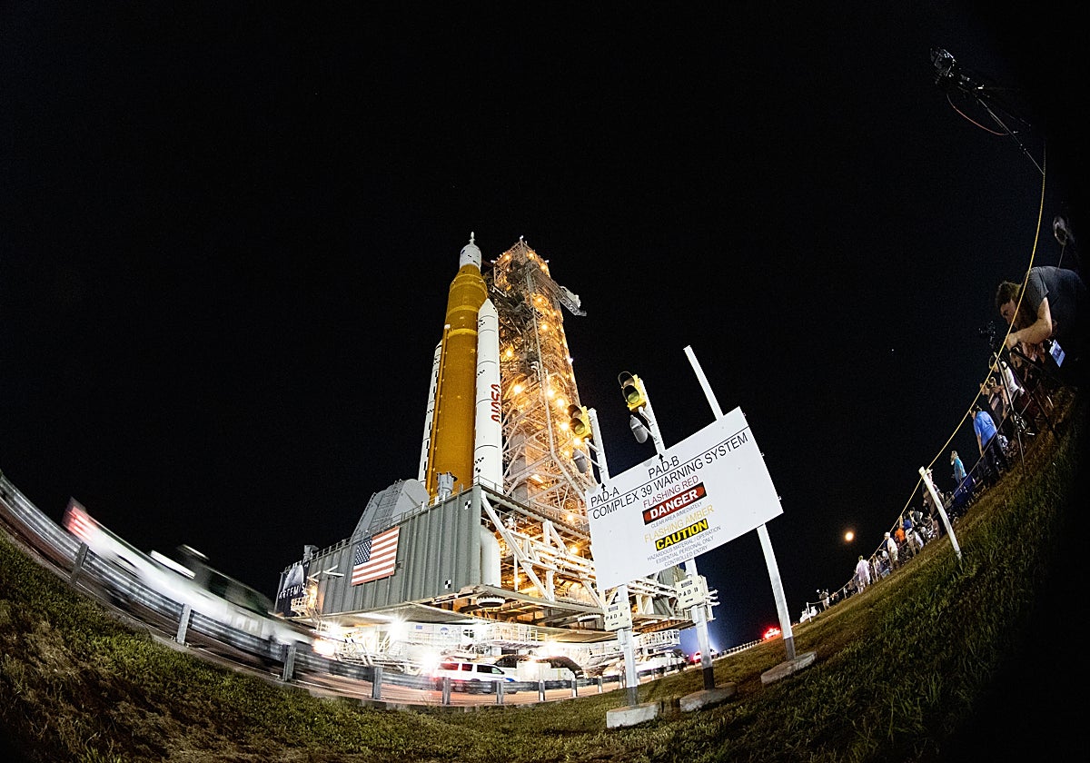 El megacohete SLS, instalado encima de un lanzador móvil en la plataforma de lanzamiento 39B del Centro Espacial Kennedy de la NASA