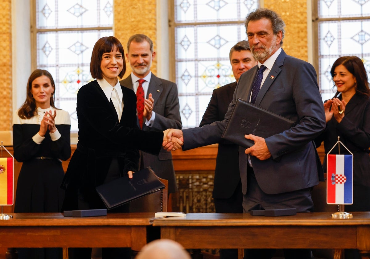 La ministra Diana Morant estrecha la mano al ministro de Ciencia y Educación de la República de Croacia, Radovan Fuchs  ante los reyes de España y el presidente de Croacia, Zoran Milanovic, esta mañana, en la inauguración del Foro Croacia-España Ifmif-Dones