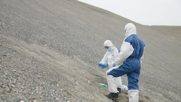 Los investigadores toman muestras de sedimentos para ADN ambiental en Groenlandia