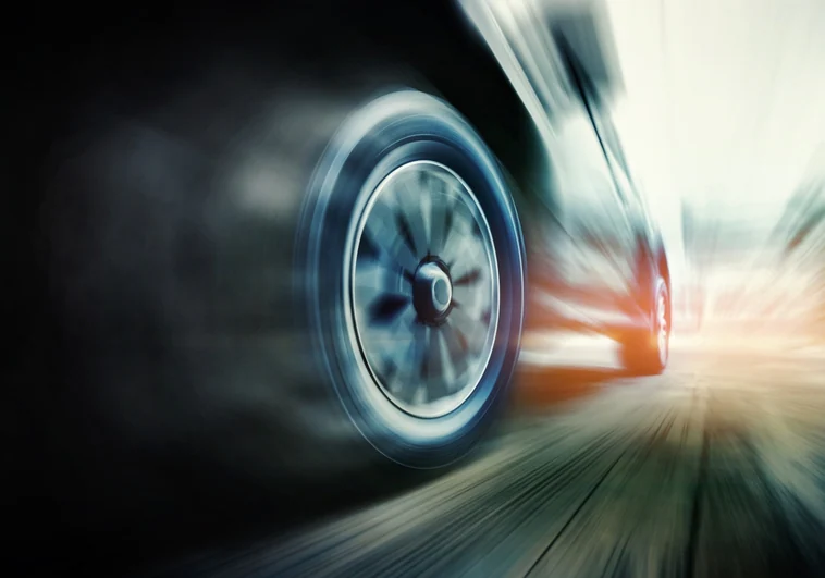 Por qué las ruedas de los coches, cuando van a mucha velocidad, parece que giran hacia atrás