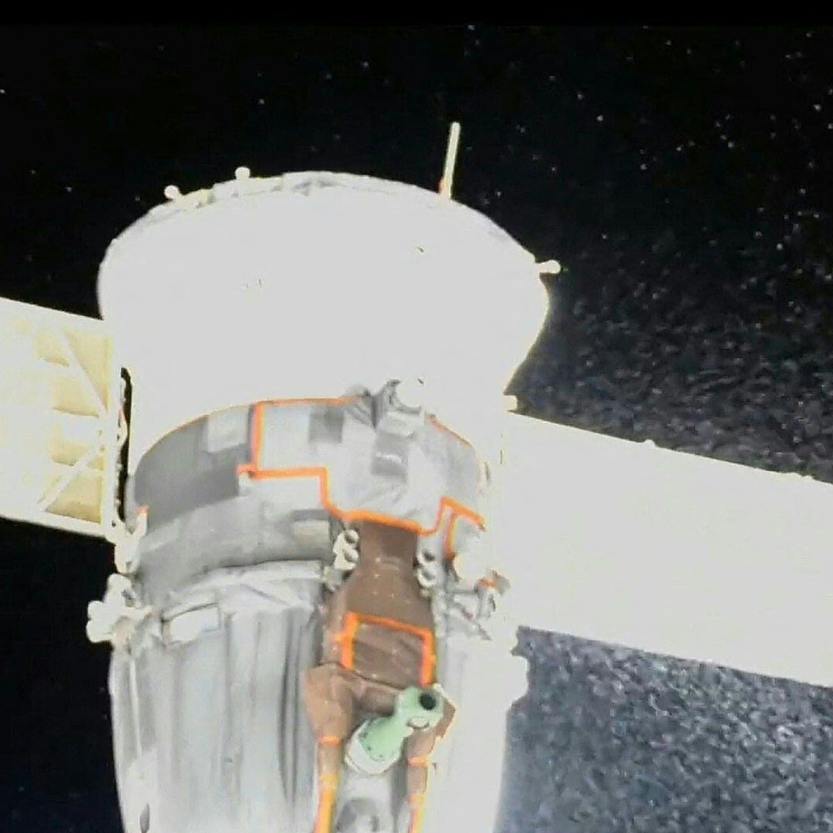 Un micrometeorito pudo ser la causa de una impresionante fuga en una nave rusa acoplada a la estación espacial