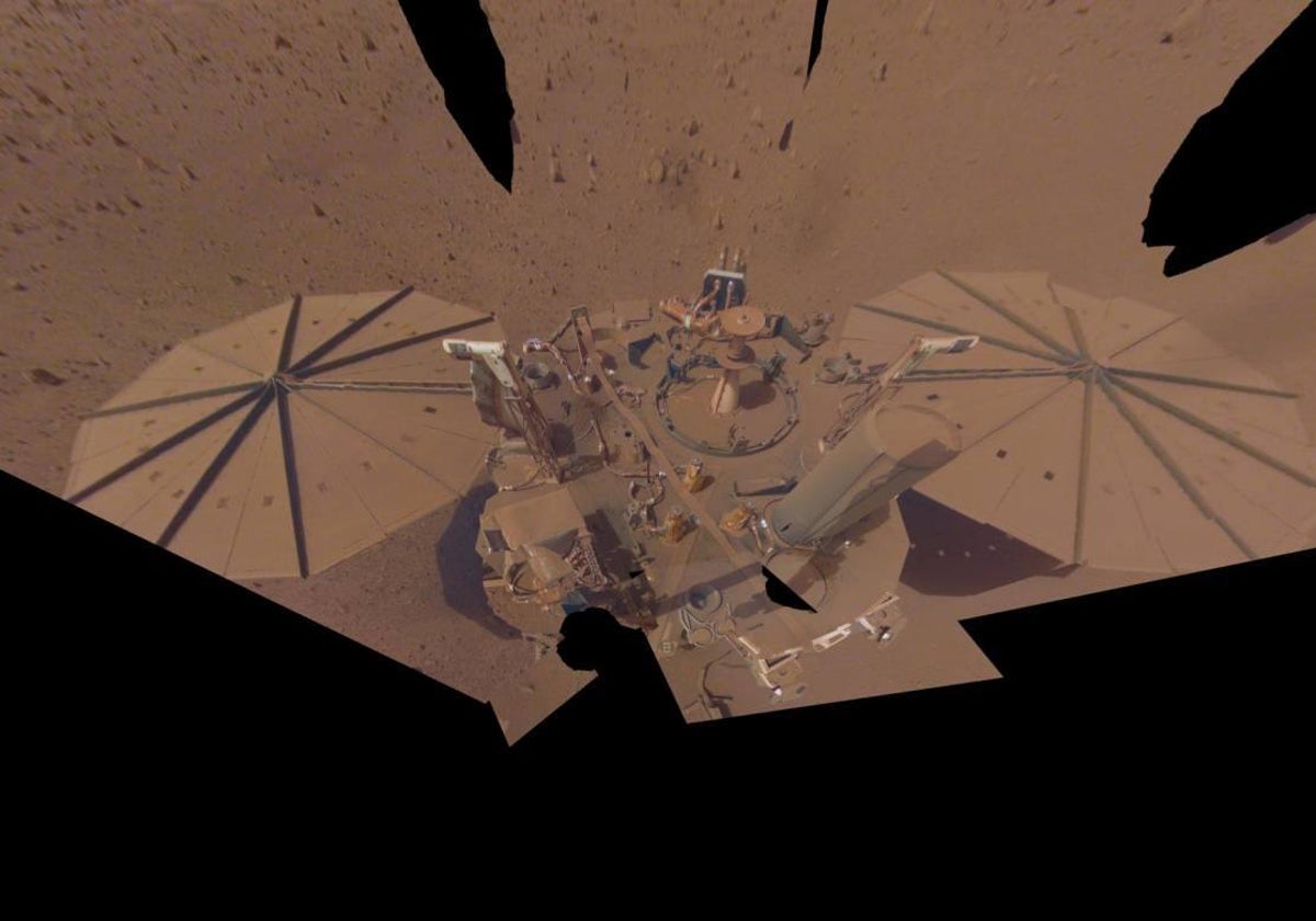 El último 'selfie' enviado por la sonda InSight y donde se pueden ver sus paneles cubiertos de polvo