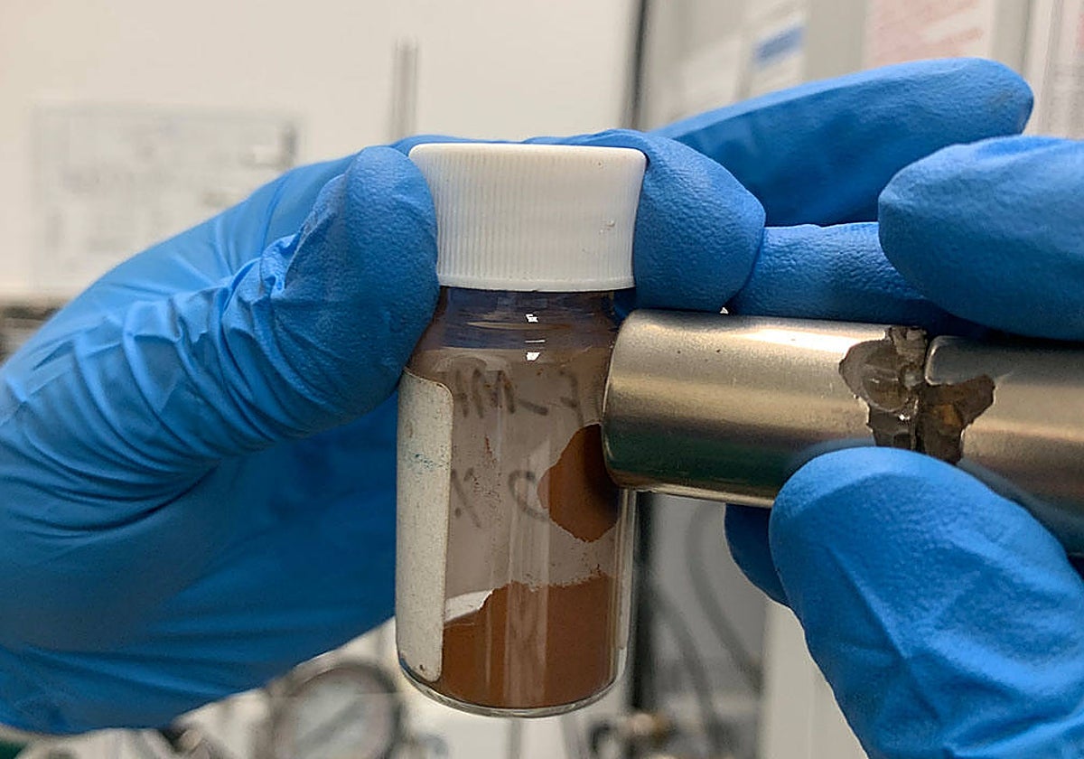 El material (en el frasco) contiene hierro que puede ser atraído junto con los microplásticos por un sencillo imán, separándolo fácilmente del agua