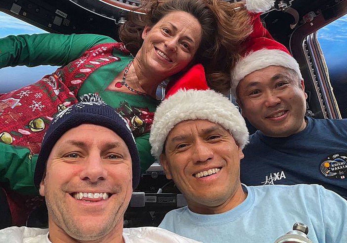 Los ingenieros de vuelo de la Expedición 68 (desde la izquierda) Josh Cassada, Nicole Mann y Frank Rubio, todos de la NASA, y Koichi Wakata de la Agencia de Exploración Aeroespacial de Japón (JAXA), posan para un retrato festivo el día de Navidad dentro de la cúpula como el Espacio Internacional