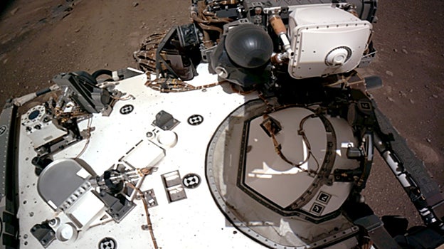 En la parte superior izquierda se aprecia el RDS, el sensor de radiación y polvo de MEDA