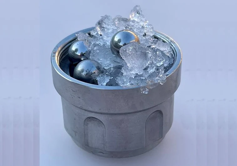 Hallan una nueva forma de hielo con propiedades de agua sólida y líquida simultáneas