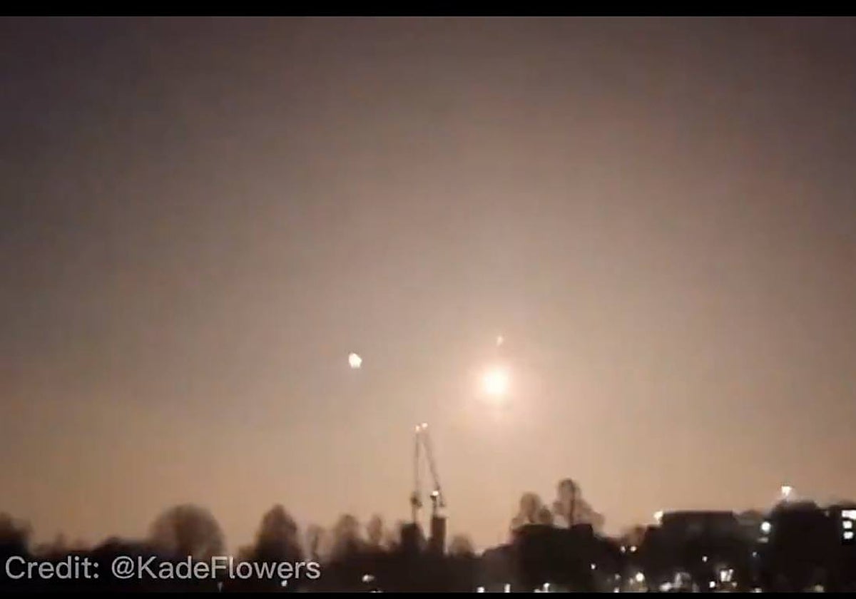 Momento en el que el superbólido iluminó el cielo en Normandía