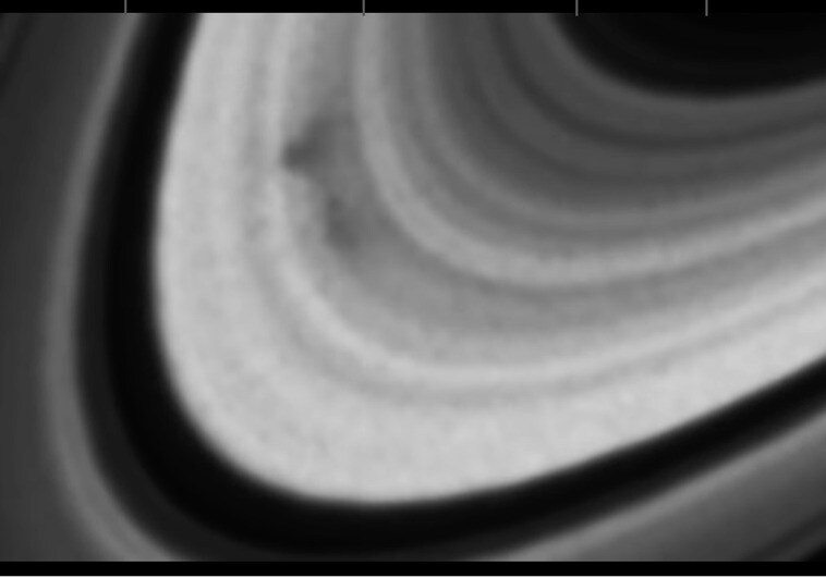 Vuelven las misteriosas 'manchas radiales' de los anillos de Saturno, y aún no se sabe qué las causa