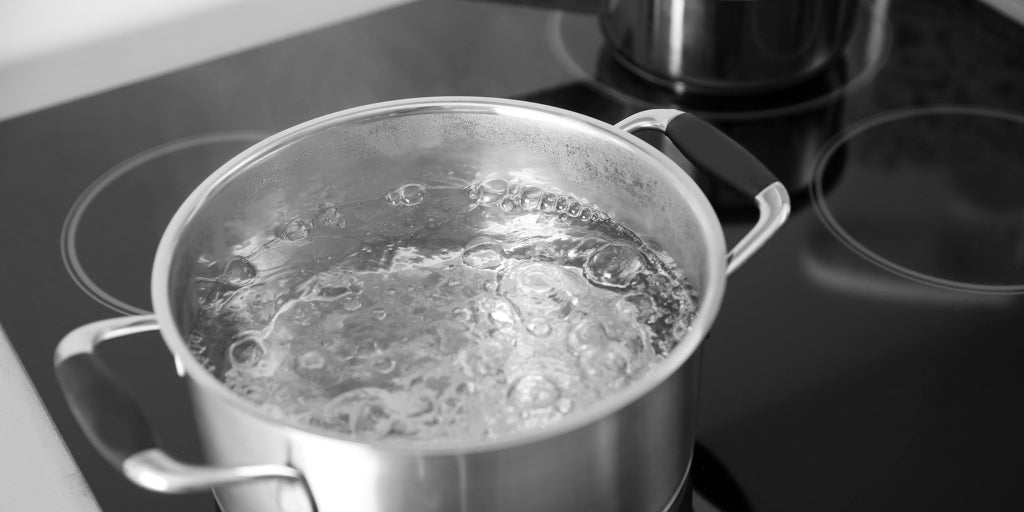 ¿por qué el agua hierve más tarde si echamos sal?