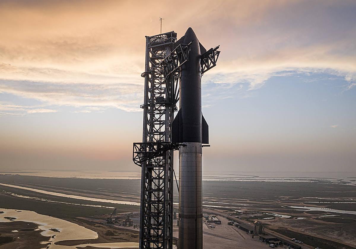 Imagen de la nave Starship sobre la plataforma de lanzamiento de Boca Chica, en Texas (EE.UU.)