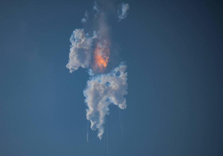 De la 'cafetera espacial' al único prototipo que sobrevivió al aterrizaje: la mitad de las naves de Elon Musk acabaron en llamas