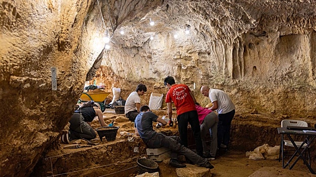 Trabajos de excavación en el interior de la cueva