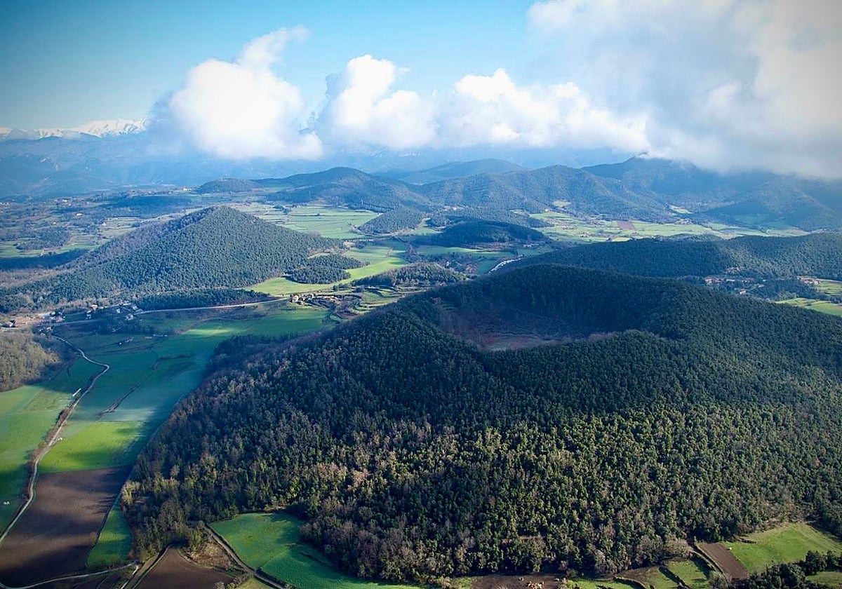 El Parque Natural de La Garrotxa engloba numerosos conos volcánicos que han sido activos en los últimos 700.000 años
