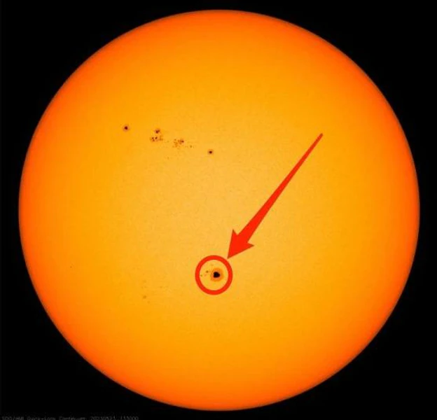Una imagen del Sol el 23 de mayo. Una mancha solar pasa sobre la superficie del Sol, tan grande que se puede ver a simple vista, siempre que tenga el equipo adecuado