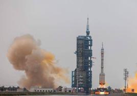 China lanza una misión con tres 'taikonautas' para realizar experimentos en su estación espacial