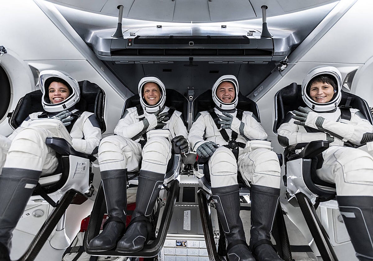 Astronautas en la Crew Dragon antes de dirigirse a la ISS