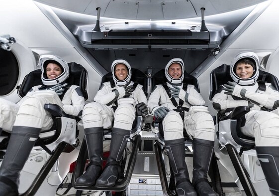 Astronautas en la Crew Dragon antes de dirigirse a la ISS