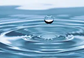 ¿Por qué el agua es transparente?
