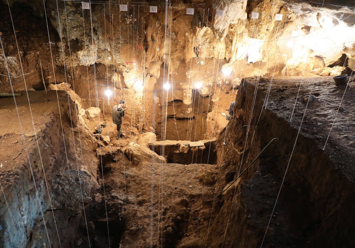 El extenso pozo de excavación en Tam Pà Ling que se extiende desde el suelo de la cueva hasta ~7 m. El pozo más profundo se encuentra en la parte trasera cerca de la pared de la cueva.