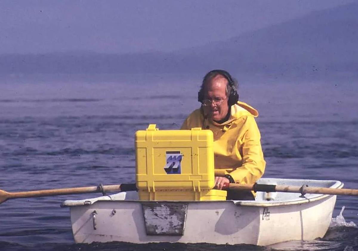 Roger Payn, biólogo y ambientalista, escuchando una grabación de ballenas jorobadas durante sus investigaciones