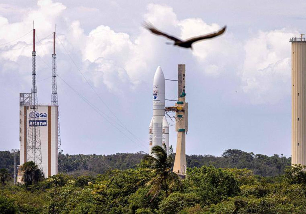 El cohete Ariane 5 llegando a la plataforma de lanzamiento de la Guayana Francesa