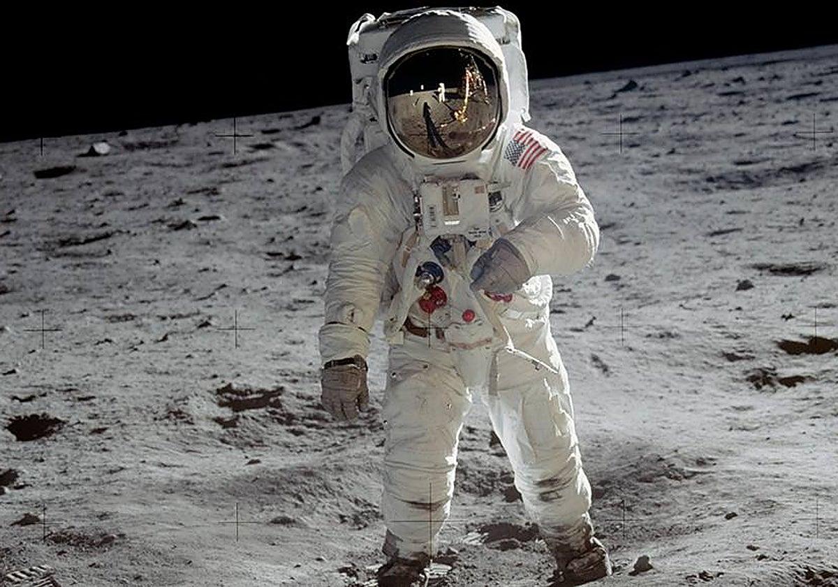 Imagen real de uno de los astronautas del Programa Apolo sobre la superficie lunar