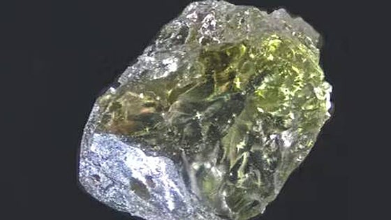 Trinitita, la extraña gema radiactiva creada por la primera explosión nuclear de la historia