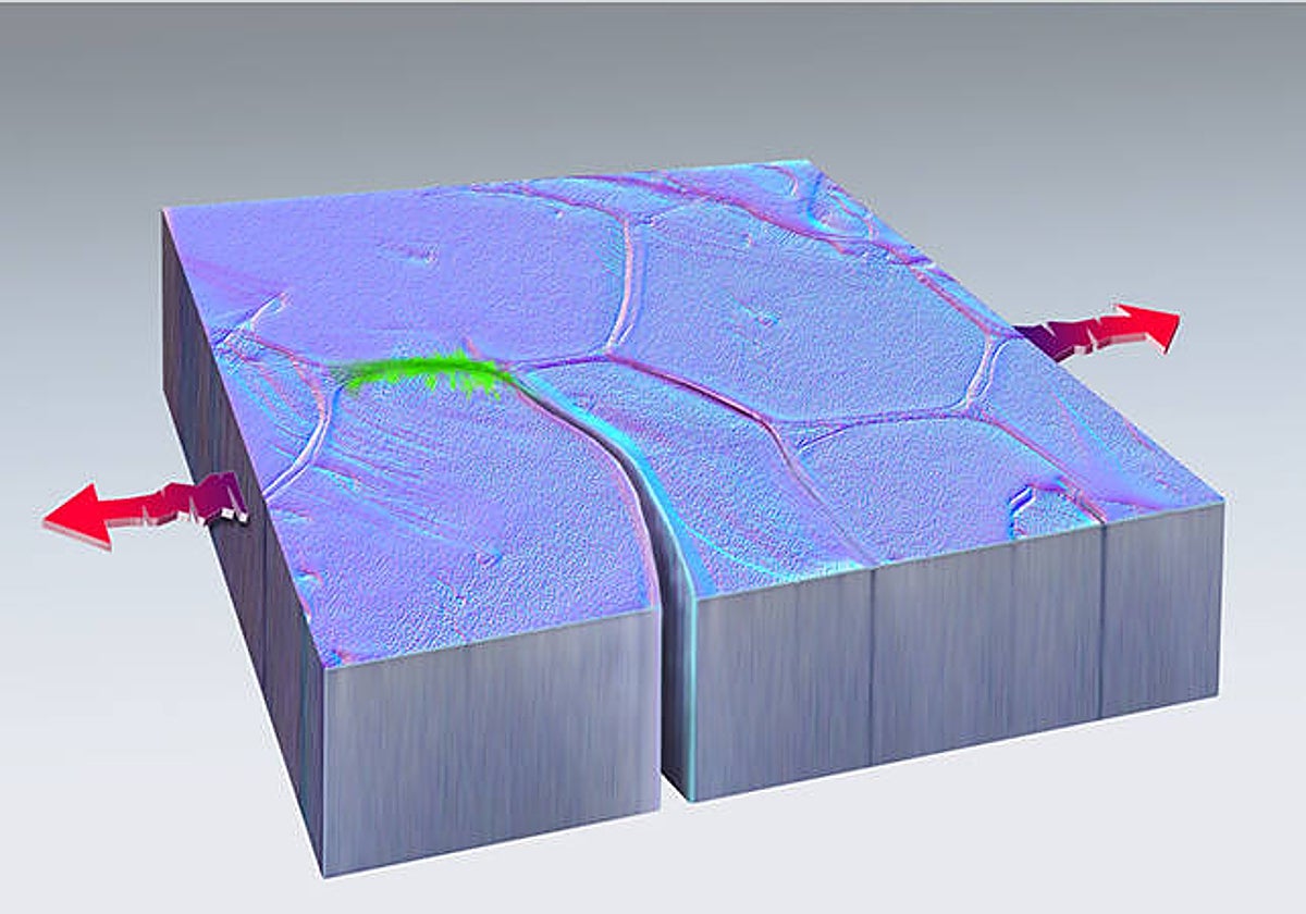 Las fuerzas de tracción (flechas rojas) crearon una grieta que sanó (verde) en el metal platino