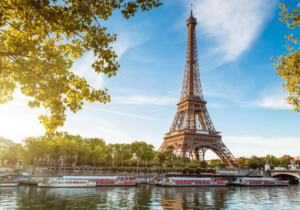 Por qué la Torre Eiffel aumenta su tamaño cada verano