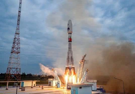 Rusia lanza a la luna el cohete Soyuz después de casi medio siglo, en imágenes