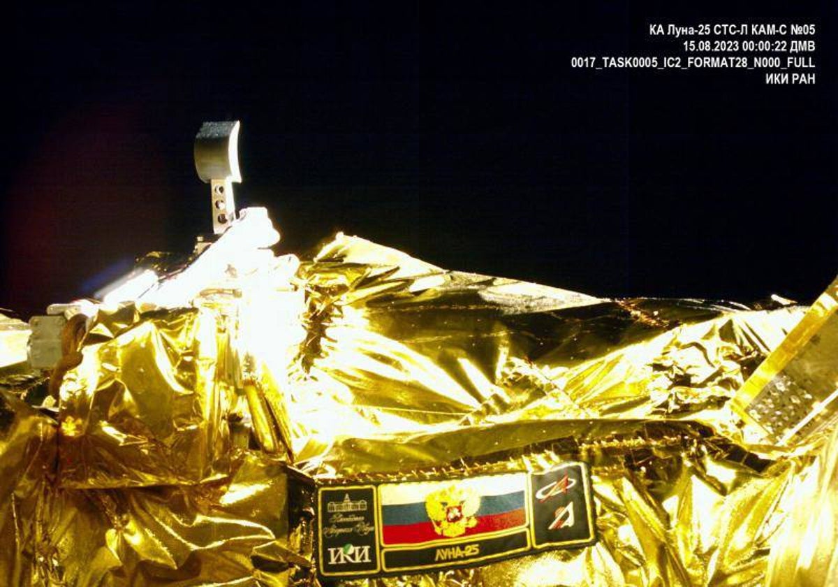 Imagen tomada por la sonda Luna-25 en su llegada a la órbita lunar