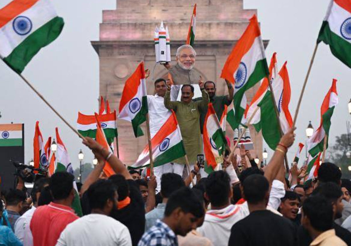 La población de India celebró por las calles su gesta espacial: son los primeros en alunizar en el polo sur lunar