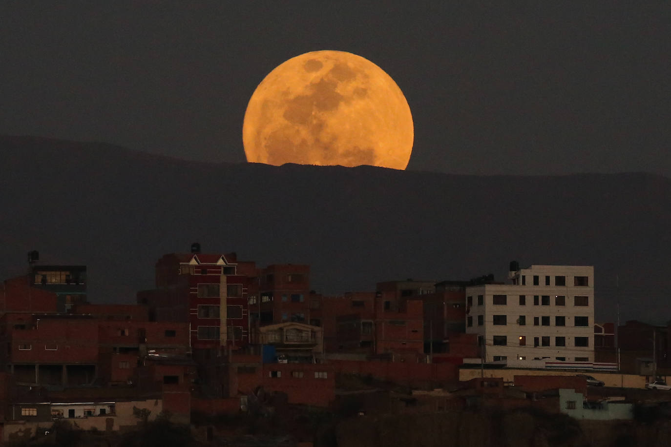 La Superluna Azul sale en la ciudad de La Paz, Bolivia