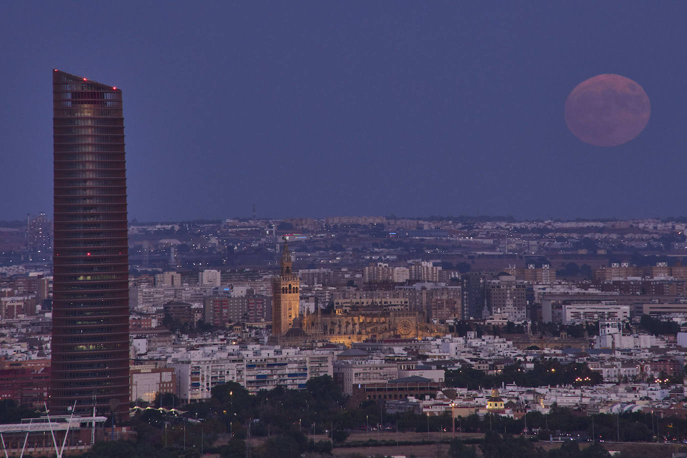 La Superluna Azul sale en Sevilla, Andalucia, España