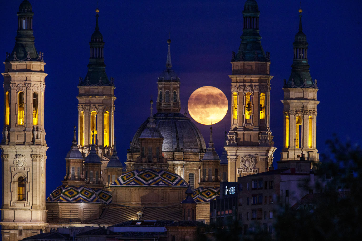 La Superluna Azul sale detrás de la basílica de El Pilar en Zaragoza