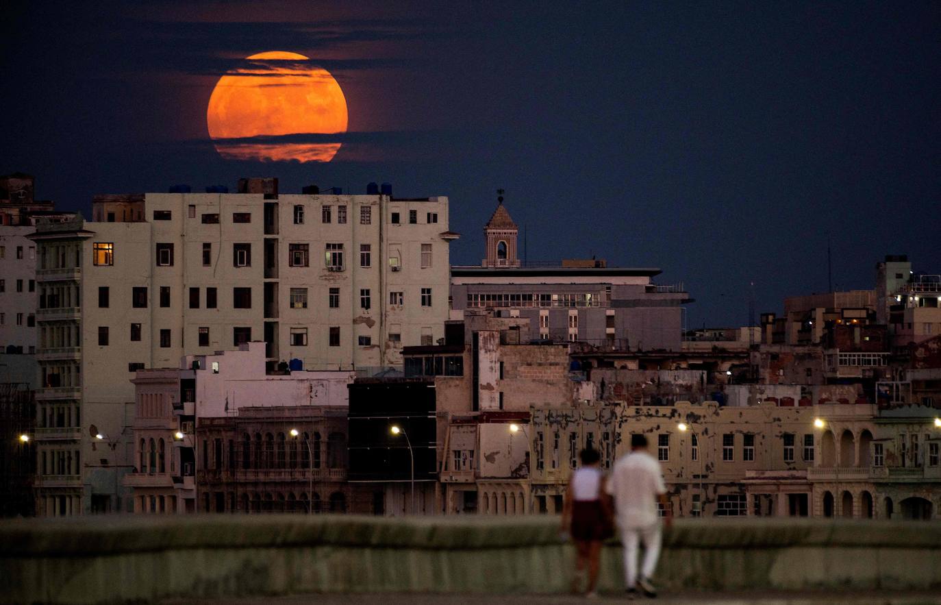 La Superluna Azul sale sobre La Habana, Cuba