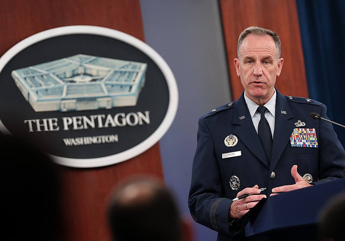 Patrick Ryder, portavoz del Departamento de Defensa, en una rueda de prensa en el Pentágono