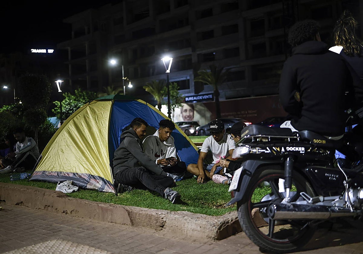 Unos jóvenes pasan la noche en la calle por temor a las réplicas del terremoto