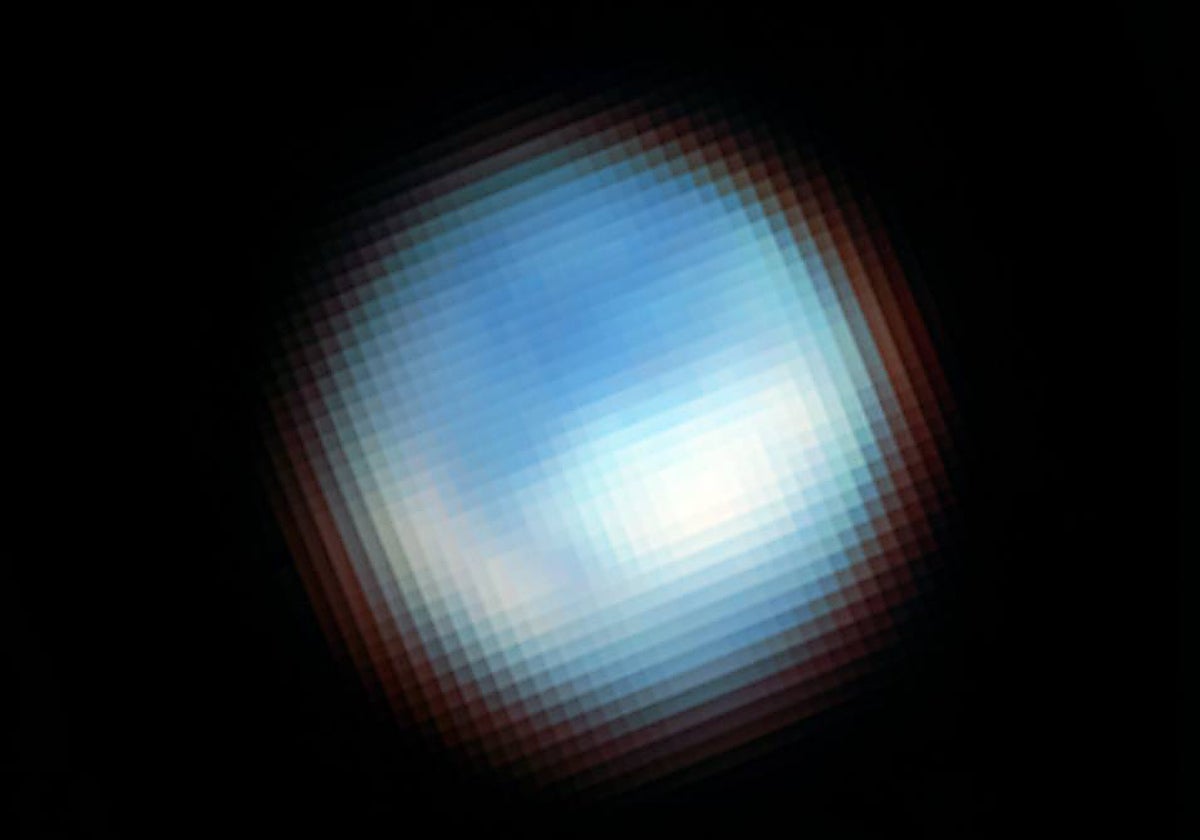 Imagen de Europa capturada por la cámara de infrarrojo cercano (NIRCam) del Telescopio Espacial James Webb. Los datos del Webb han permitido detectar carbono en la superficie de esa luna helada de Júpiter