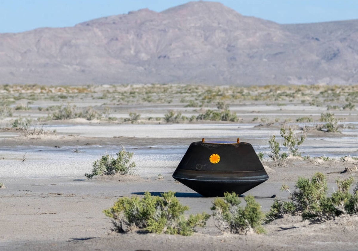 La NASA encuentra «polvo oscuro» al abrir la 'caja' dejada por Osiris-Rex con muestras del asteroide Bennu