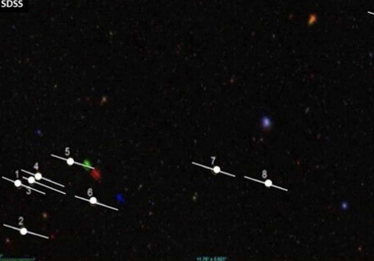 Una parte del campo CSc-1. Cada punto indica una aparente pareja de galaxias. Las líneas indican la posible orientación de las cuerdas cósmicas