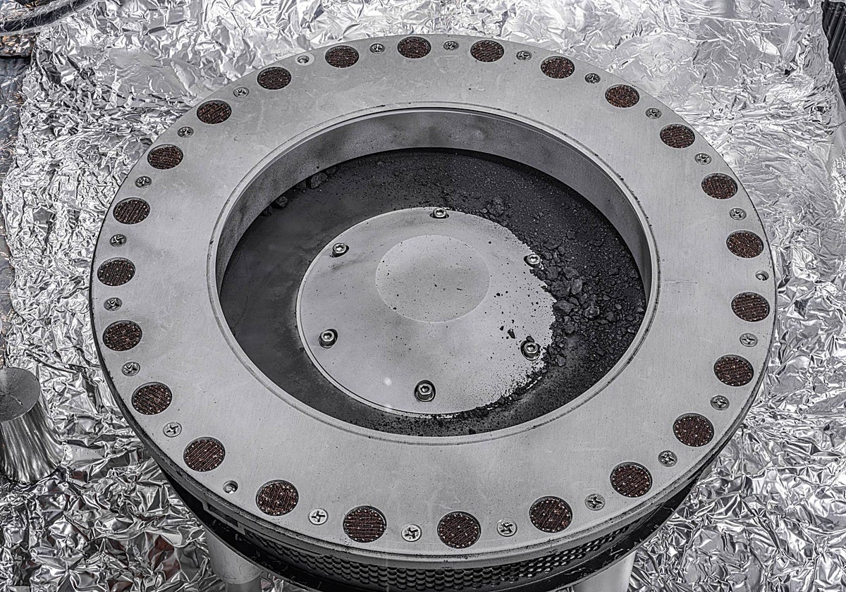 Un primer plano de los restos recogidos de Bennu